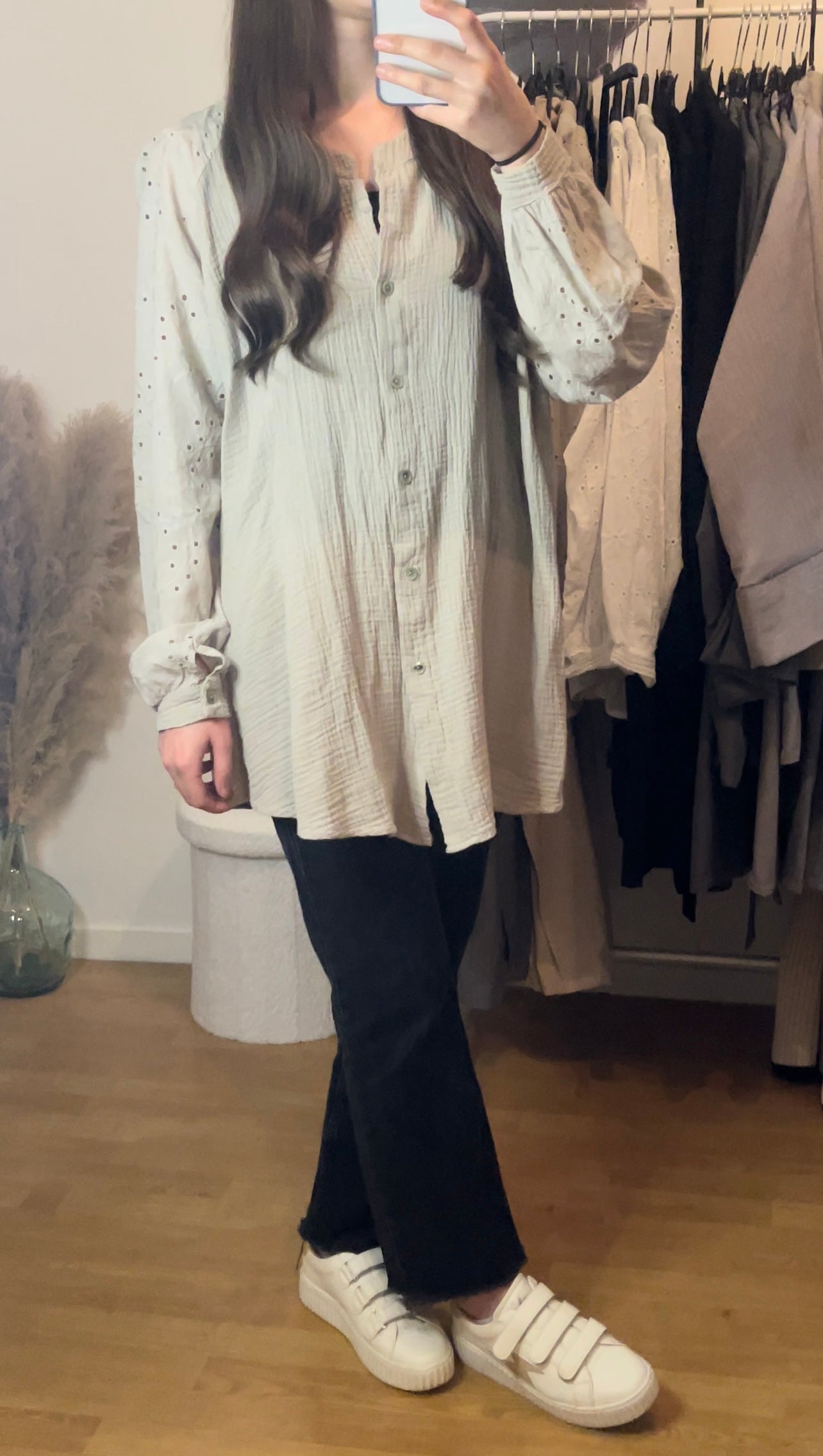 Chemise beige avec broderies