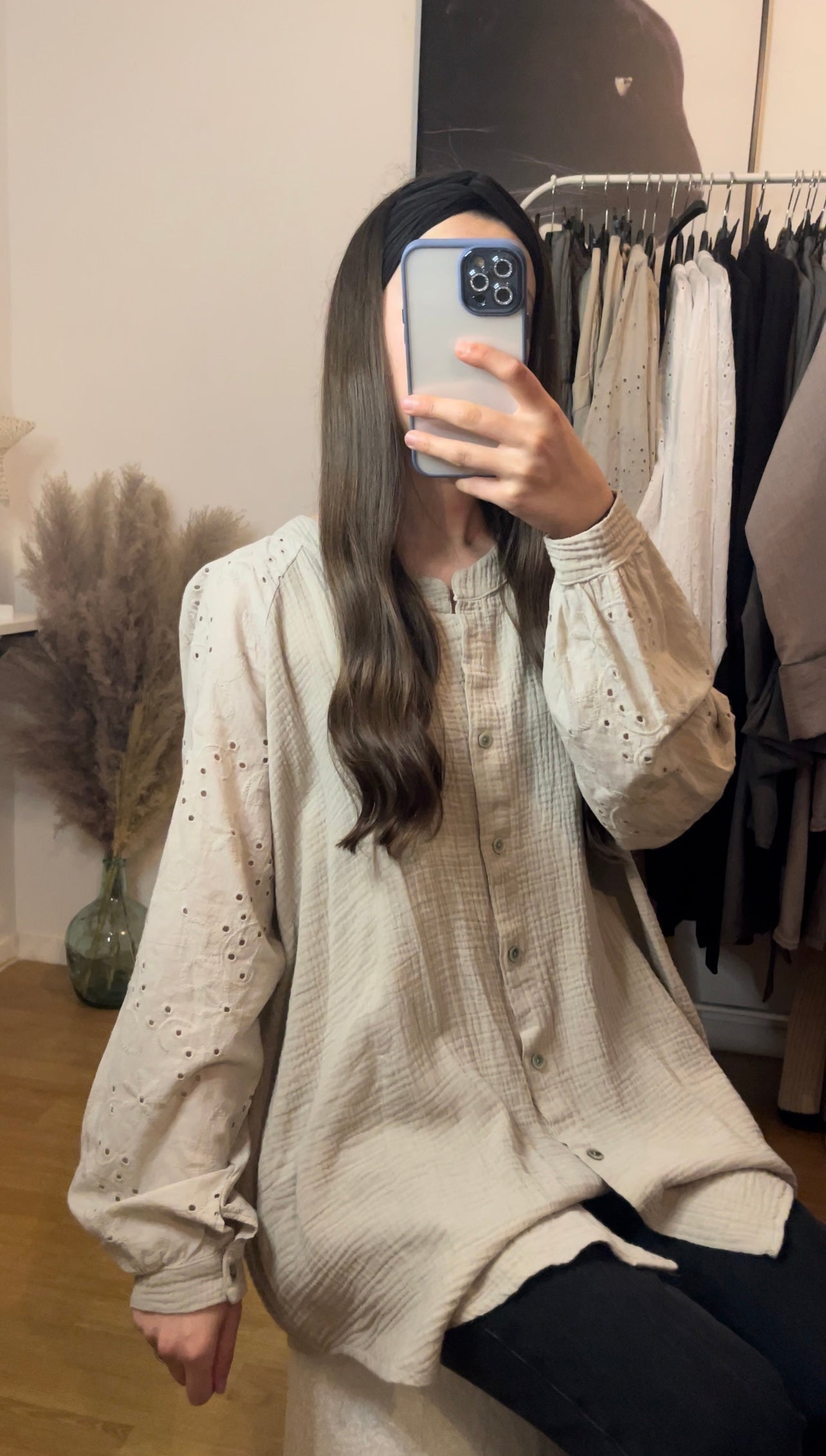 Chemise beige avec broderies