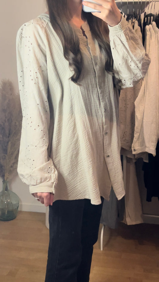 Chemise beige avec broderies