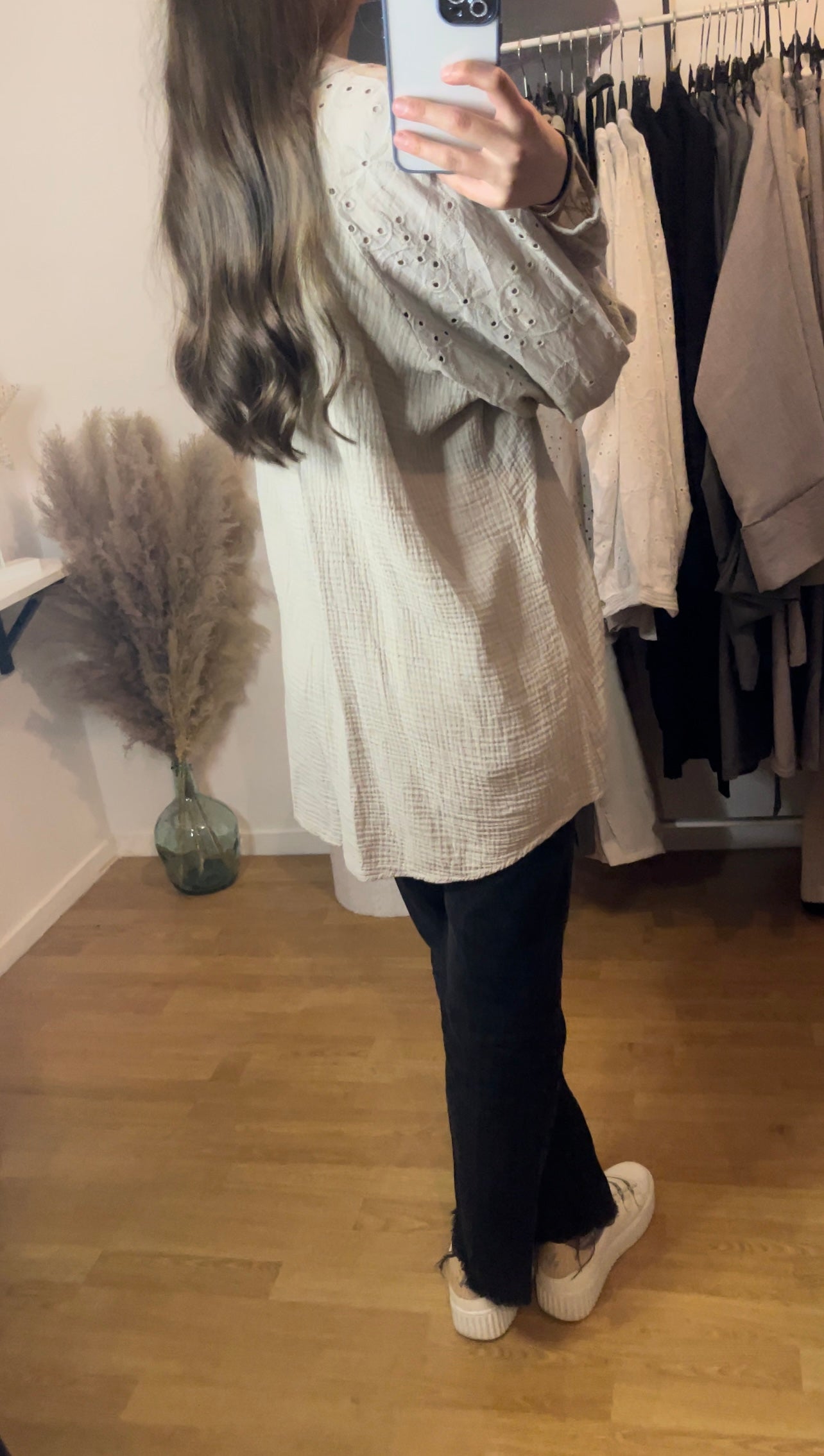 Chemise beige avec broderies